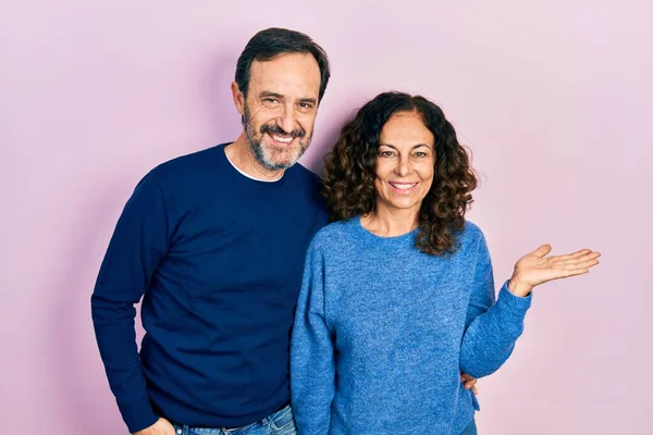 Pareja Mediana Edad Mujer Hispana Hombre Abrazándose Pie Juntos Sonriendo —  Fotos de Stock