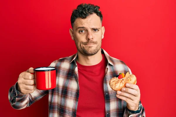 Junger Hispanischer Mann Der Kaffee Trinkt Und Gebäck Isst Ist — Stockfoto