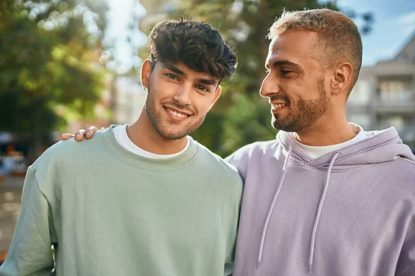 Jovem Casal Gay Sorrindo Feliz Abraçando Cidade — Fotografia de Stock