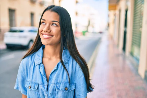 Jovem Menina Latina Sorrindo Feliz Andando Cidade — Fotografia de Stock