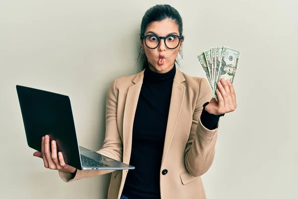 Jovem Hispânica Vestindo Estilo Negócios Segurando Laptop Euros Fazendo Cara — Fotografia de Stock