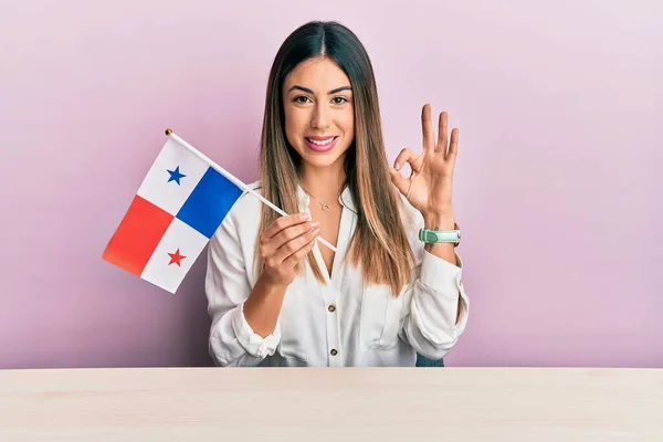 Jonge Spaanse Vrouw Met Panama Vlag Zittend Tafel Doet Teken — Stockfoto