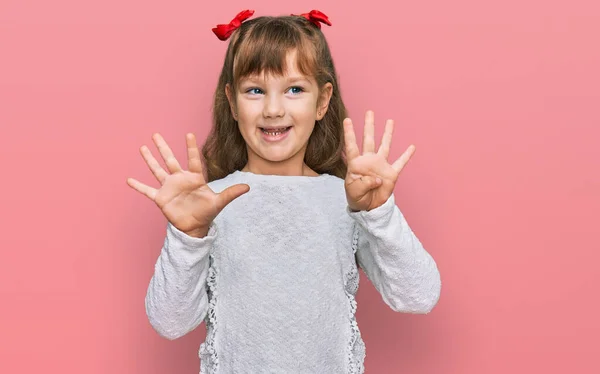 Kleine Kaukasische Mädchen Lässiger Kleidung Zeigen Und Zeigen Mit Den — Stockfoto