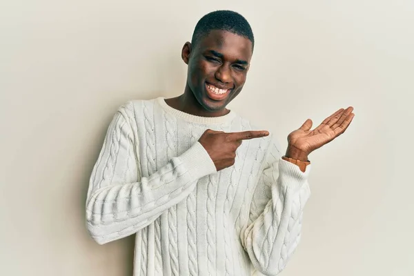 Mladý Africký Američan Muž Sobě Ležérní Oblečení Ohromen Usmívá Kamery — Stock fotografie