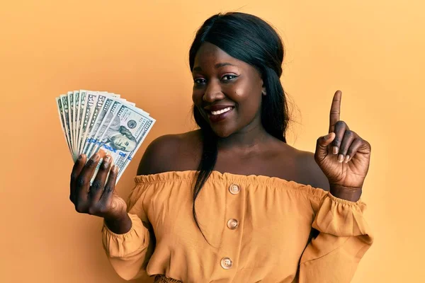 Αφρικανή Νεαρή Γυναίκα Που Κρατάει Δολάρια Χαμογελώντας Μια Ιδέα Ερώτηση — Φωτογραφία Αρχείου