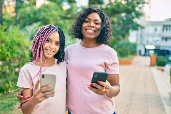 Afrikansk Amerikansk Mor Och Dotter Kramas Och Använda Smartphone Parken — Stockfoto