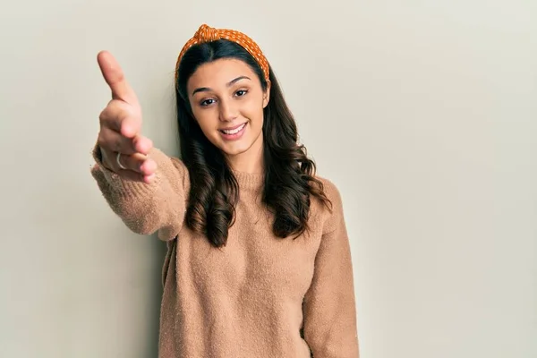 Mujer Hispana Joven Vistiendo Ropa Casual Sonriente Amistosa Ofreciendo Apretón —  Fotos de Stock