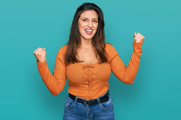 Hermosa Mujer Hispana Con Ropa Casual Gritando Orgullosa Celebrando Victoria — Foto de Stock