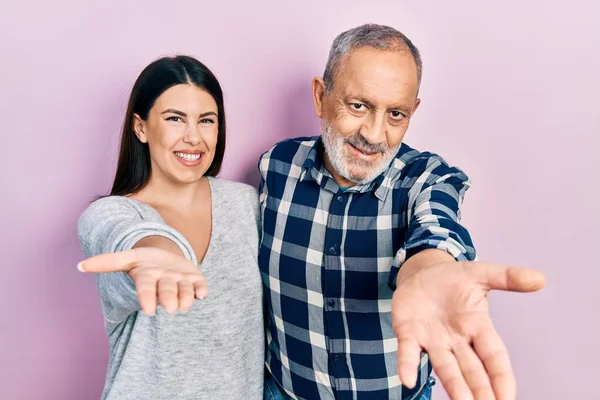 Hispanic Far Och Dotter Bär Casual Kläder Ler Glad Erbjuder — Stockfoto