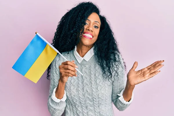 Middelbare Leeftijd Afrikaanse Amerikaanse Vrouw Met Ukraine Vlag Vieren Prestatie — Stockfoto