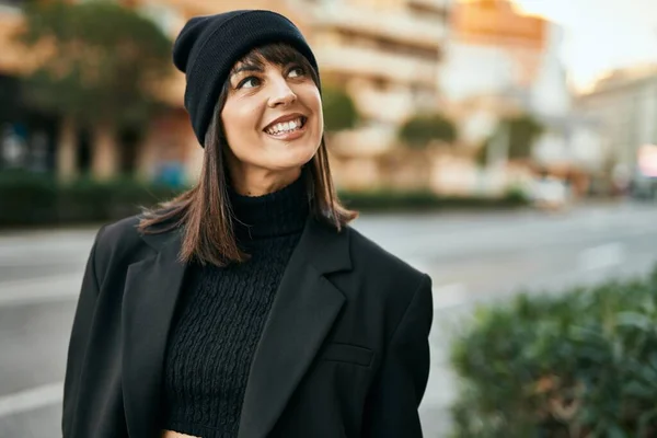 Joven Mujer Hispana Sonriendo Feliz Pie Ciudad —  Fotos de Stock