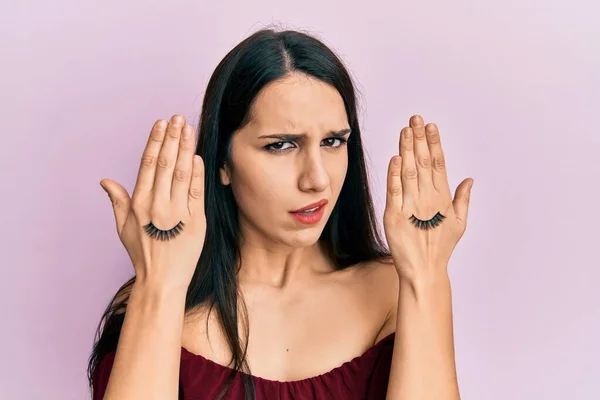 Jonge Latijns Amerikaanse Vrouw Bedekt Ogen Met Handen Valse Wimpers — Stockfoto