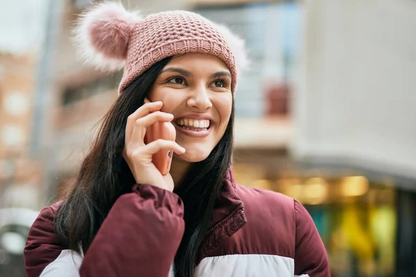 Jong Hispanic Meisje Glimlachen Gelukkig Praten Smartphone Stad — Stockfoto