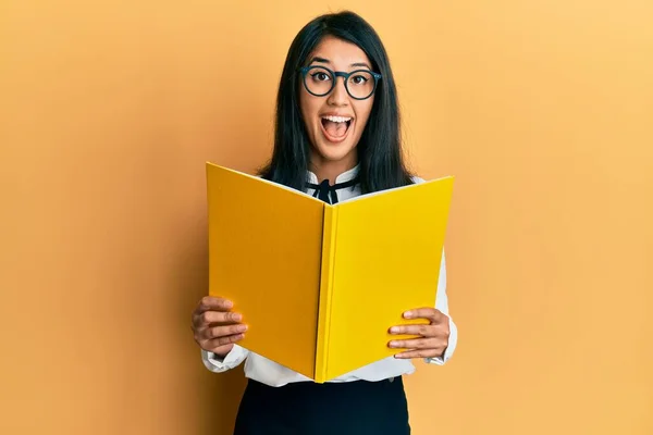 Hermosa Mujer Joven Asiática Leyendo Libro Con Gafas Celebrando Loco —  Fotos de Stock