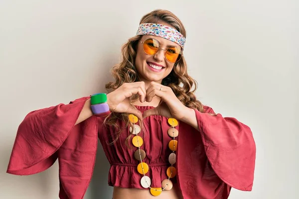 Chica Rubia Joven Vistiendo Estilo Bohemio Hippie Sonriendo Amor Mostrando —  Fotos de Stock