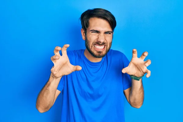 Giovane Uomo Ispanico Indossa Abiti Casual Sorridente Divertente Facendo Gesto — Foto Stock