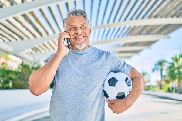 Hombre Hispano Pelo Gris Mediana Edad Hablando Teléfono Inteligente Sosteniendo — Foto de Stock