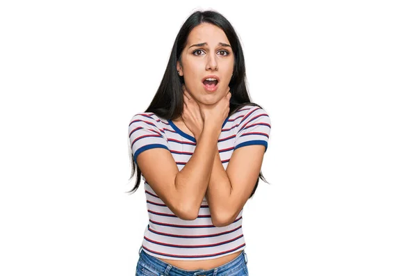 Joven Chica Hispana Que Usa Una Camiseta Rayas Casuales Gritando —  Fotos de Stock