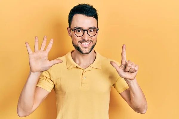 Junger Hispanischer Mann Lässiger Kleidung Und Brille Zeigt Mit Finger — Stockfoto