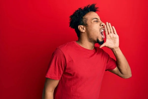 Joven Hombre Afroamericano Con Barba Vistiendo Camiseta Roja Casual Gritando —  Fotos de Stock