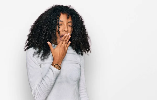 Joven Afroamericana Americana Vestida Con Ropa Casual Aburrida Bostezando Cansada —  Fotos de Stock