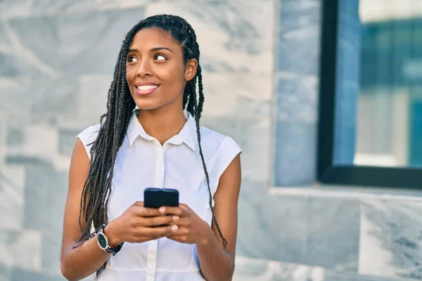 Jovem Afro Americana Sorrindo Feliz Usando Smartphone Cidade — Fotografia de Stock