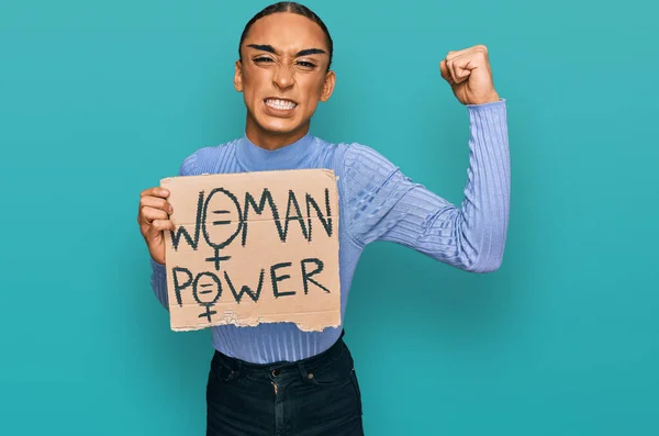 Latinamerikansk Transsexuell Man Make Och Långt Hår Håller Behöver Förändring — Stockfoto