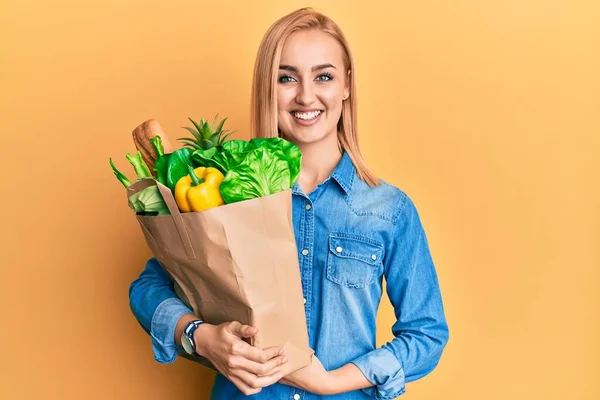 Vacker Kaukasisk Kvinna Håller Papperspåse Med Bröd Och Livsmedel Ser — Stockfoto