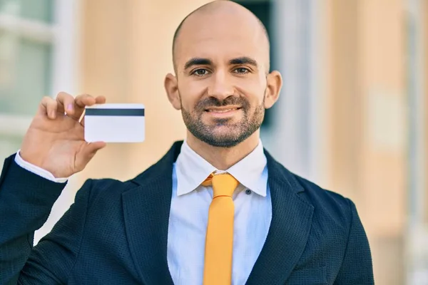 Νεαρός Ισπανός Φαλακρός Επιχειρηματίας Χαμογελώντας Χαρούμενος Κρατώντας Πιστωτική Κάρτα Στην — Φωτογραφία Αρχείου