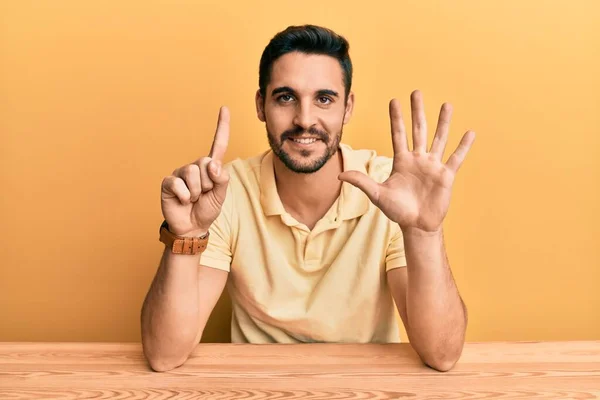 Joven Hispano Vestido Con Ropa Casual Sentado Mesa Mostrando Señalando — Foto de Stock