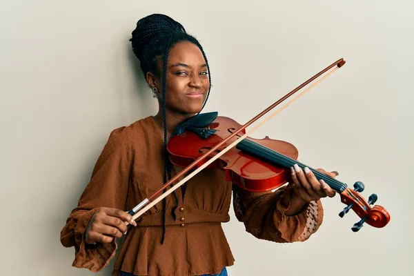 Afro Amerikaanse Vrouw Met Gevlochten Haar Viool Spelen Sceptisch Nerveus — Stockfoto