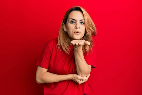 Spaanse Jonge Vrouw Draagt Casual Rood Shirt Kijken Naar Camera — Stockfoto