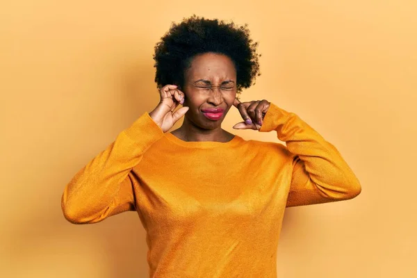 Ung Afrikansk Amerikansk Kvinna Bär Casual Kläder Täcker Öronen Med — Stockfoto