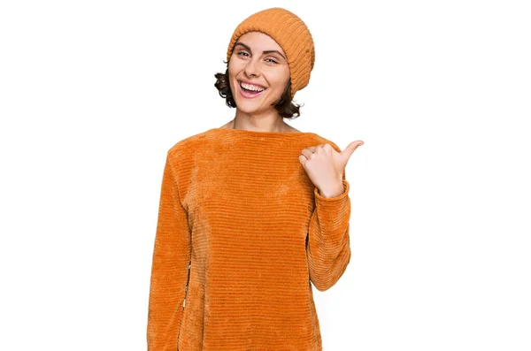 Jonge Spaanse Vrouw Met Casual Kleding Wollen Pet Glimlachend Met — Stockfoto