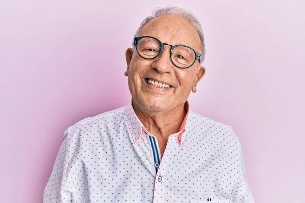 Ein Älterer Kaukasischer Mann Lässiger Kleidung Und Brille Mit Einem — Stockfoto
