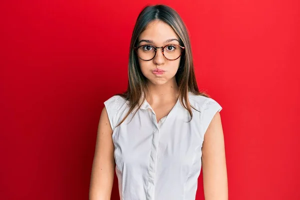 Giovane Donna Bruna Che Indossa Vestiti Casual Occhiali Che Gonfiano — Foto Stock