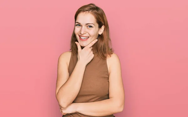 Young Caucasian Woman Wearing Casual Clothes Looking Confident Camera Smiling — Stock Photo, Image