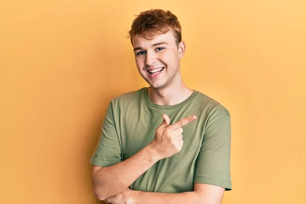 Jovem Caucasiano Homem Vestindo Casual Verde Shirt Sorrindo Alegre Apontando — Fotografia de Stock