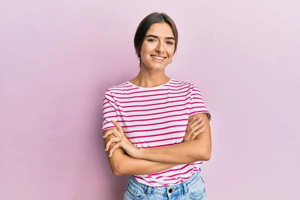 Junge Hispanische Frau Lässiger Kleidung Fröhliches Lächeln Mit Verschränkten Armen — Stockfoto