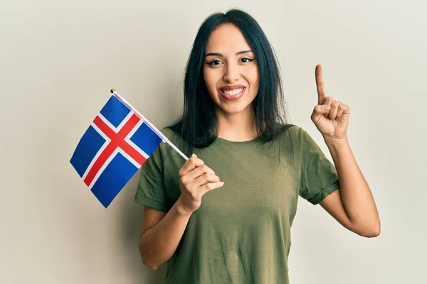 Νεαρή Ισπανίδα Που Κρατάει Την Σημαία Του Ισλαντ Χαμογελώντας Μια — Φωτογραφία Αρχείου