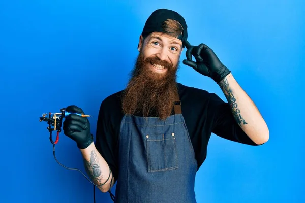 Rödhårig Man Med Lång Skägg Tatuering Artist Bär Professionell Uniform — Stockfoto