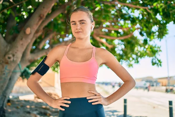 Jovem Esportista Loira Cansada Vestindo Roupas Esportivas Cidade — Fotografia de Stock