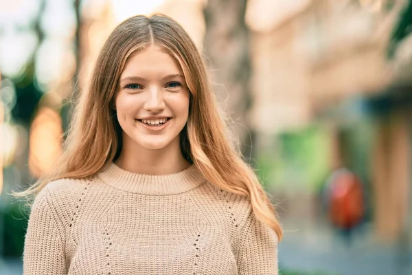 Bela Adolescente Caucasiano Sorrindo Feliz Cidade — Fotografia de Stock