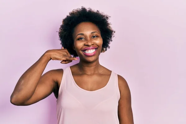 Mladá Afroameričanka Neformální Tričku Bez Rukávů Usmívá Gestikuluje Rukama Prsty — Stock fotografie
