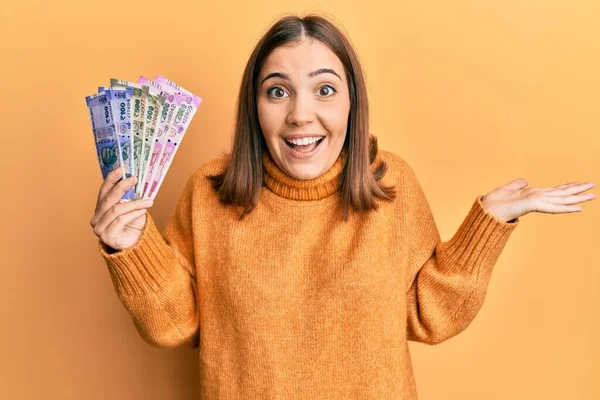 Jovem Bela Mulher Segurando Notas Rúpia Indiana Celebrando Realização Com — Fotografia de Stock