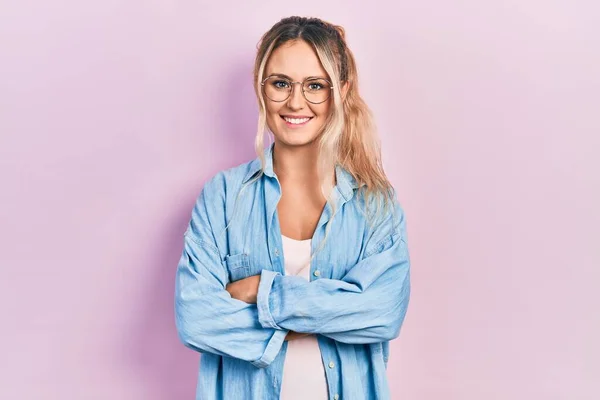 Schöne Junge Blonde Frau Lässiger Kleidung Und Brille Mit Glücklichem — Stockfoto