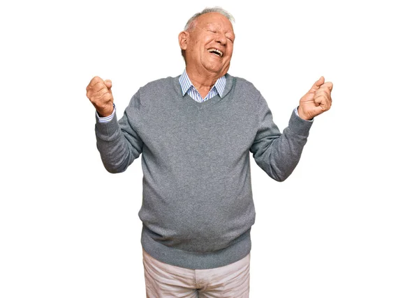 Senior Kaukasiska Mannen Bär Casual Kläder Mycket Glad Och Upphetsad — Stockfoto