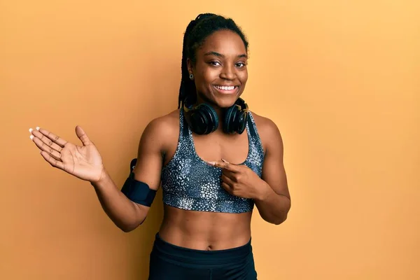 Mujer Afroamericana Con Cabello Trenzado Usando Ropa Deportiva Brazalete Asombrado —  Fotos de Stock