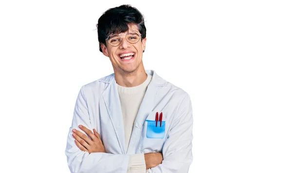 Bonito Hipster Jovem Com Braços Cruzados Vestindo Uniforme Médico Sorrindo — Fotografia de Stock