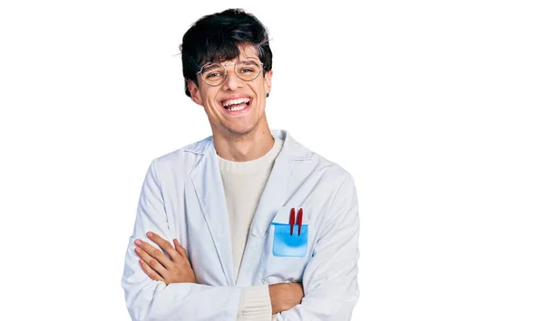 Bello Hipster Giovane Con Braccia Incrociate Indossando Uniforme Medico Sorridente — Foto Stock